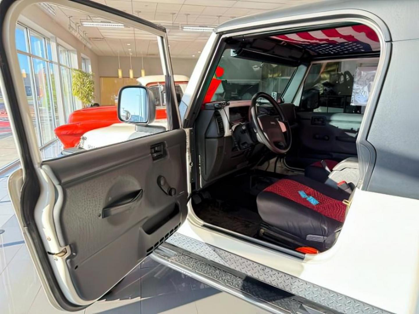 2005 WHITE /Dark Slate Gray Jeep Wrangler (1J4FA64S25P) with an Power Tech 4L I-6 regular unleaded engine, Manual transmission, located at 1175 N Woodruff Ave, Idaho Falls, ID, 83401, 43.506901, -111.999657 - At Timberline Auto, finding a great deal on your next vehicle is always easy! Our experienced sales staff goal is to help find you the right vehicle at the right price! Our knowledgeable finance department has options for almost any credit score. We offer extended service contract options to prot - Photo#12