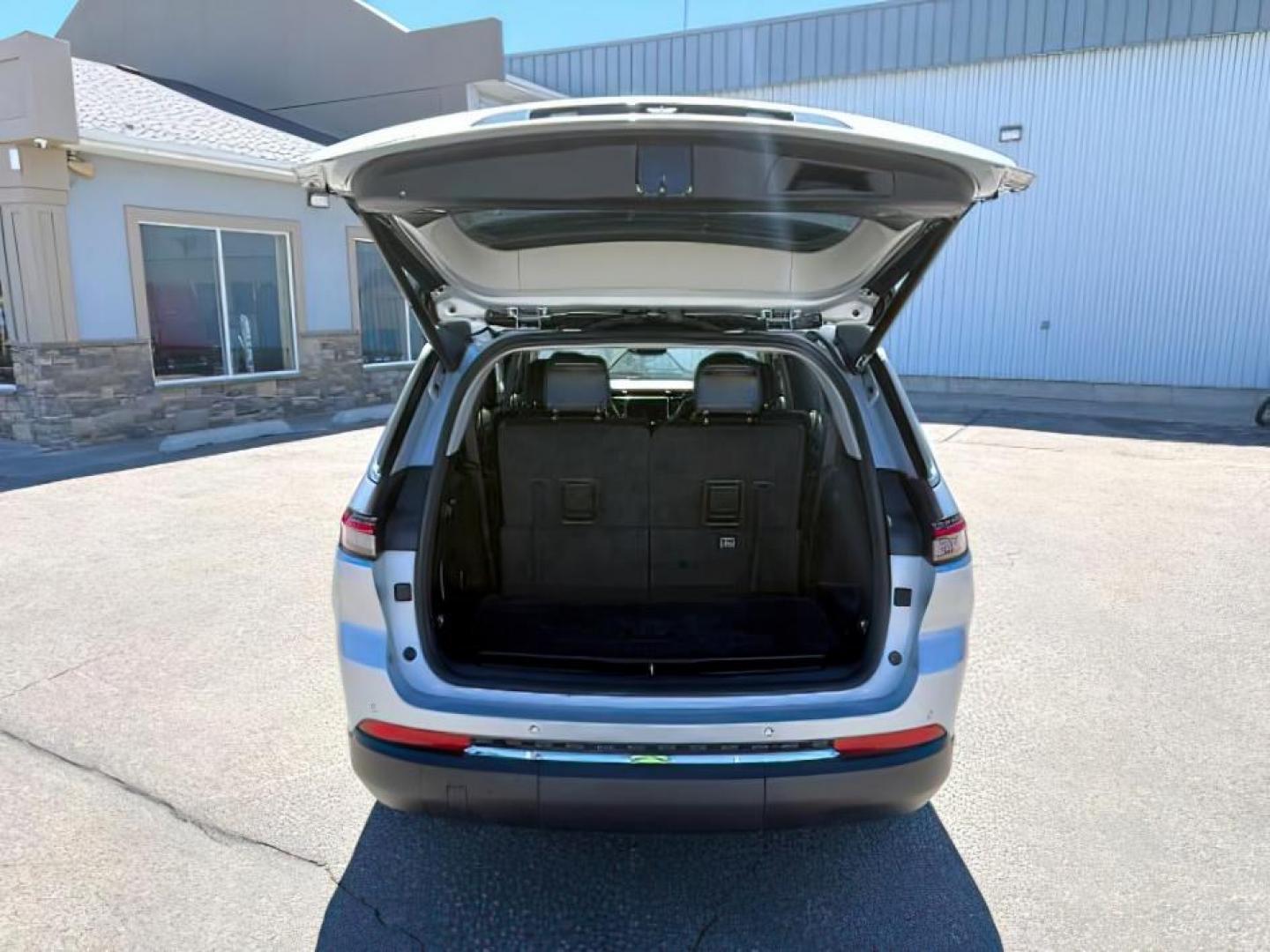 2021 SILVER /Global Black Jeep Grand Cherokee L Limited 4x4 (1C4RJKBG8M8) with an Pentastar 3.6L V-6 DOHC engine, AUTOMATIC transmission, located at 1235 N Woodruff Ave., Idaho Falls, 83401, (208) 523-1053, 43.507172, -112.000488 - At Timberline Auto, finding a great deal on your next vehicle is always easy! Our experienced sales staff goal is to help find you the right vehicle at the right price! Our knowledgeable finance department has options for almost any credit score. We offer extended service contract options to prot - Photo#5