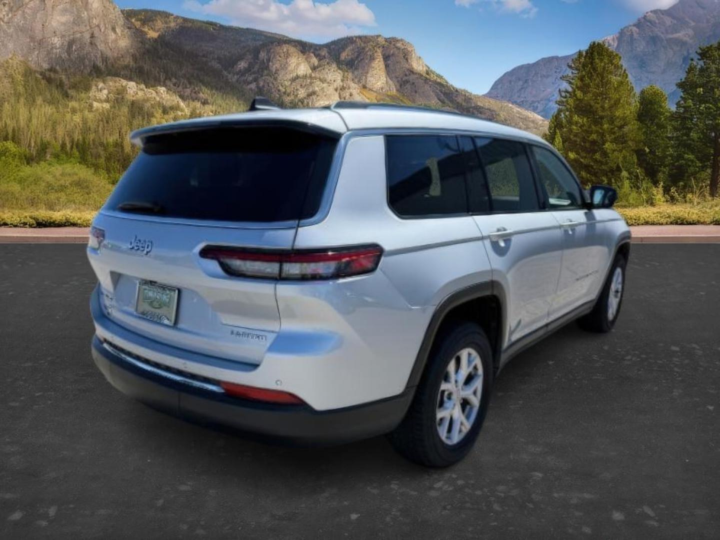 2021 SILVER /Global Black Jeep Grand Cherokee L Limited 4x4 (1C4RJKBG8M8) with an Pentastar 3.6L V-6 DOHC engine, AUTOMATIC transmission, located at 1235 N Woodruff Ave., Idaho Falls, 83401, (208) 523-1053, 43.507172, -112.000488 - At Timberline Auto, finding a great deal on your next vehicle is always easy! Our experienced sales staff goal is to help find you the right vehicle at the right price! Our knowledgeable finance department has options for almost any credit score. We offer extended service contract options to prot - Photo#8