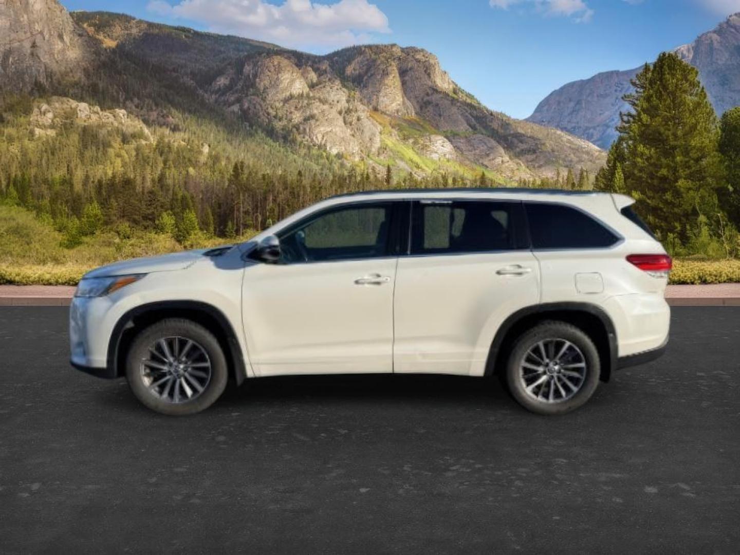 2018 WHITE /Black Toyota Highlander XLE (5TDJZRFH3JS) with an 3.5L V-6 port/direct injection engine, AUTOMATIC transmission, located at 1235 N Woodruff Ave., Idaho Falls, 83401, (208) 523-1053, 43.507172, -112.000488 - At Timberline Auto, finding a great deal on your next vehicle is always easy! Our experienced sales staff goal is to help find you the right vehicle at the right price! Our knowledgeable finance department has options for almost any credit score. We offer extended service contract options to prot - Photo#0
