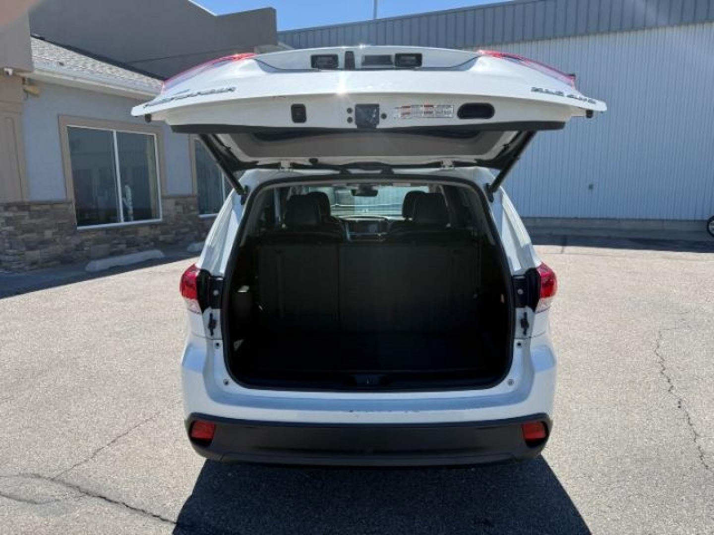 2018 WHITE /Black Toyota Highlander XLE (5TDJZRFH3JS) with an 3.5L V-6 port/direct injection engine, AUTOMATIC transmission, located at 1235 N Woodruff Ave., Idaho Falls, 83401, (208) 523-1053, 43.507172, -112.000488 - At Timberline Auto, finding a great deal on your next vehicle is always easy! Our experienced sales staff goal is to help find you the right vehicle at the right price! Our knowledgeable finance department has options for almost any credit score. We offer extended service contract options to prot - Photo#35
