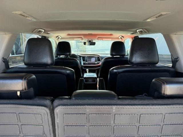 2018 WHITE /Black Toyota Highlander XLE (5TDJZRFH3JS) with an 3.5L V-6 port/direct injection engine, AUTOMATIC transmission, located at 1235 N Woodruff Ave., Idaho Falls, 83401, (208) 523-1053, 43.507172, -112.000488 - At Timberline Auto, finding a great deal on your next vehicle is always easy! Our experienced sales staff goal is to help find you the right vehicle at the right price! Our knowledgeable finance department has options for almost any credit score. We offer extended service contract options to prot - Photo#37
