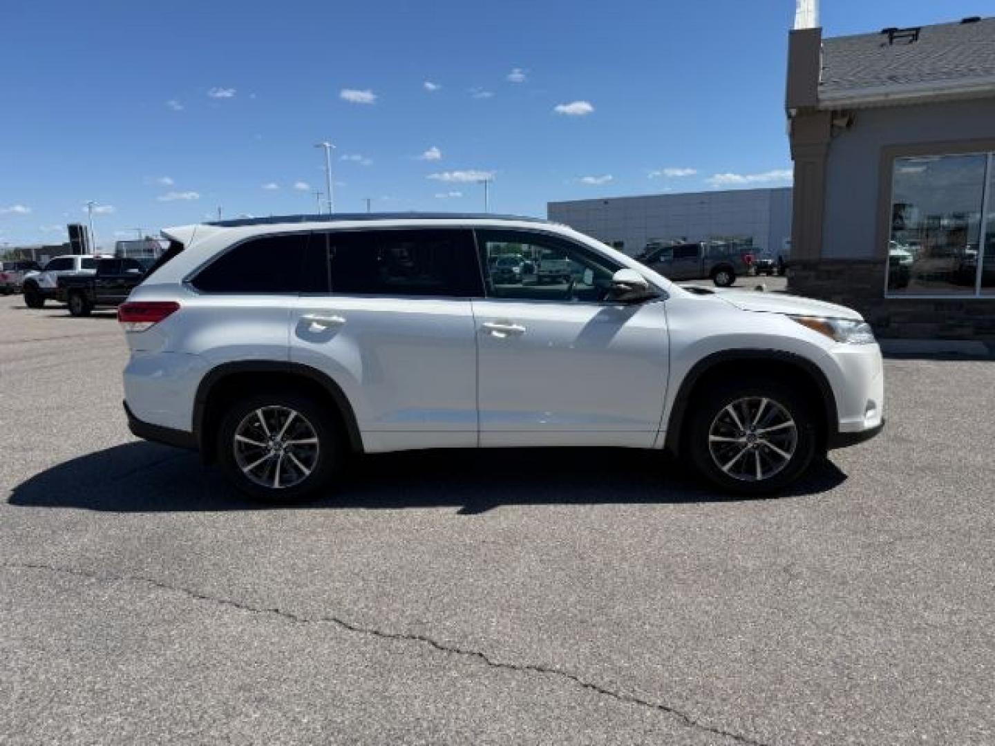 2018 WHITE /Black Toyota Highlander XLE (5TDJZRFH3JS) with an 3.5L V-6 port/direct injection engine, AUTOMATIC transmission, located at 1235 N Woodruff Ave., Idaho Falls, 83401, (208) 523-1053, 43.507172, -112.000488 - At Timberline Auto, finding a great deal on your next vehicle is always easy! Our experienced sales staff goal is to help find you the right vehicle at the right price! Our knowledgeable finance department has options for almost any credit score. We offer extended service contract options to prot - Photo#39