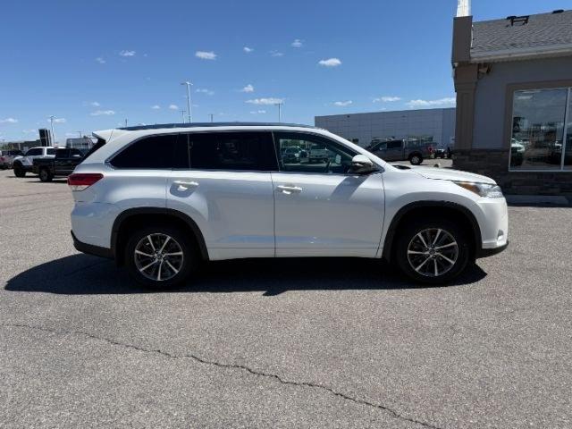 2018 WHITE /Black Toyota Highlander XLE (5TDJZRFH3JS) with an 3.5L V-6 port/direct injection engine, AUTOMATIC transmission, located at 1235 N Woodruff Ave., Idaho Falls, 83401, (208) 523-1053, 43.507172, -112.000488 - At Timberline Auto, finding a great deal on your next vehicle is always easy! Our experienced sales staff goal is to help find you the right vehicle at the right price! Our knowledgeable finance department has options for almost any credit score. We offer extended service contract options to prot - Photo#39