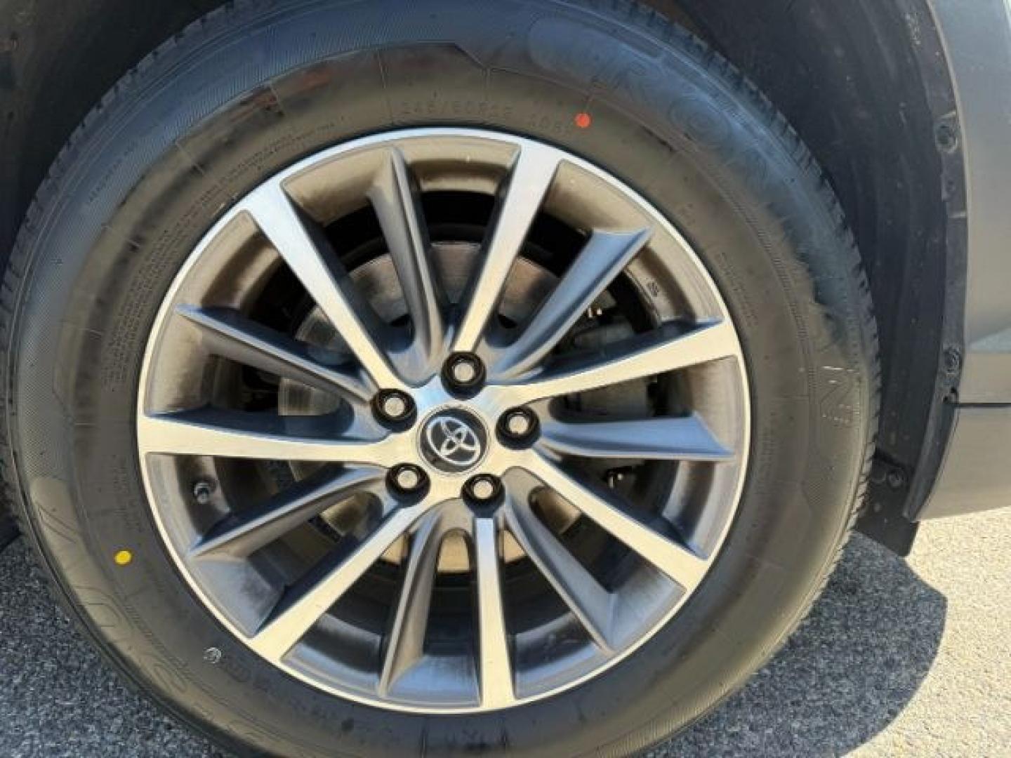 2018 WHITE /Black Toyota Highlander XLE (5TDJZRFH3JS) with an 3.5L V-6 port/direct injection engine, AUTOMATIC transmission, located at 1235 N Woodruff Ave., Idaho Falls, 83401, (208) 523-1053, 43.507172, -112.000488 - At Timberline Auto, finding a great deal on your next vehicle is always easy! Our experienced sales staff goal is to help find you the right vehicle at the right price! Our knowledgeable finance department has options for almost any credit score. We offer extended service contract options to prot - Photo#43