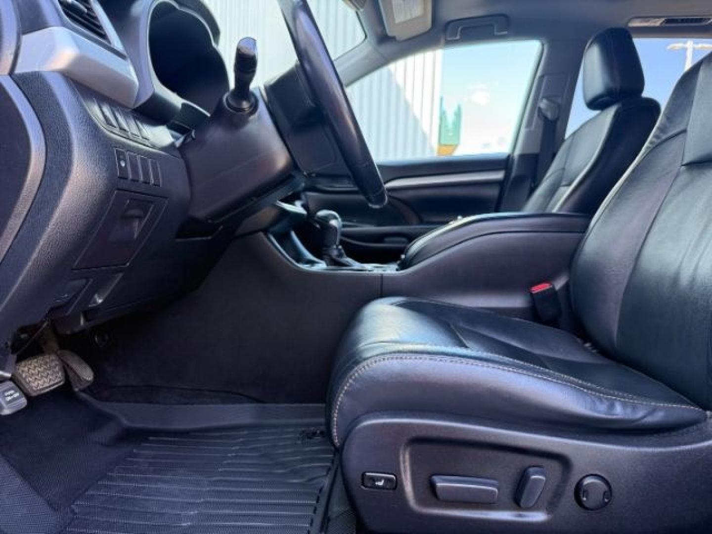 2018 WHITE /Black Toyota Highlander XLE (5TDJZRFH3JS) with an 3.5L V-6 port/direct injection engine, AUTOMATIC transmission, located at 1235 N Woodruff Ave., Idaho Falls, 83401, (208) 523-1053, 43.507172, -112.000488 - At Timberline Auto, finding a great deal on your next vehicle is always easy! Our experienced sales staff goal is to help find you the right vehicle at the right price! Our knowledgeable finance department has options for almost any credit score. We offer extended service contract options to prot - Photo#45