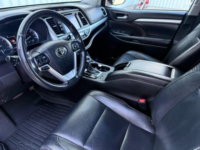 2018 WHITE /Black Toyota Highlander XLE (5TDJZRFH3JS) with an 3.5L V-6 port/direct injection engine, AUTOMATIC transmission, located at 1235 N Woodruff Ave., Idaho Falls, 83401, (208) 523-1053, 43.507172, -112.000488 - At Timberline Auto, finding a great deal on your next vehicle is always easy! Our experienced sales staff goal is to help find you the right vehicle at the right price! Our knowledgeable finance department has options for almost any credit score. We offer extended service contract options to prot - Photo#46