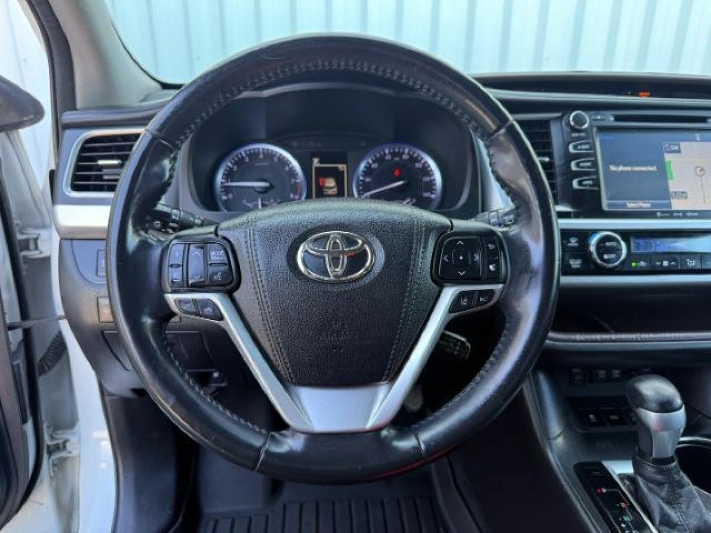 2018 WHITE /Black Toyota Highlander XLE (5TDJZRFH3JS) with an 3.5L V-6 port/direct injection engine, AUTOMATIC transmission, located at 1235 N Woodruff Ave., Idaho Falls, 83401, (208) 523-1053, 43.507172, -112.000488 - At Timberline Auto, finding a great deal on your next vehicle is always easy! Our experienced sales staff goal is to help find you the right vehicle at the right price! Our knowledgeable finance department has options for almost any credit score. We offer extended service contract options to prot - Photo#47