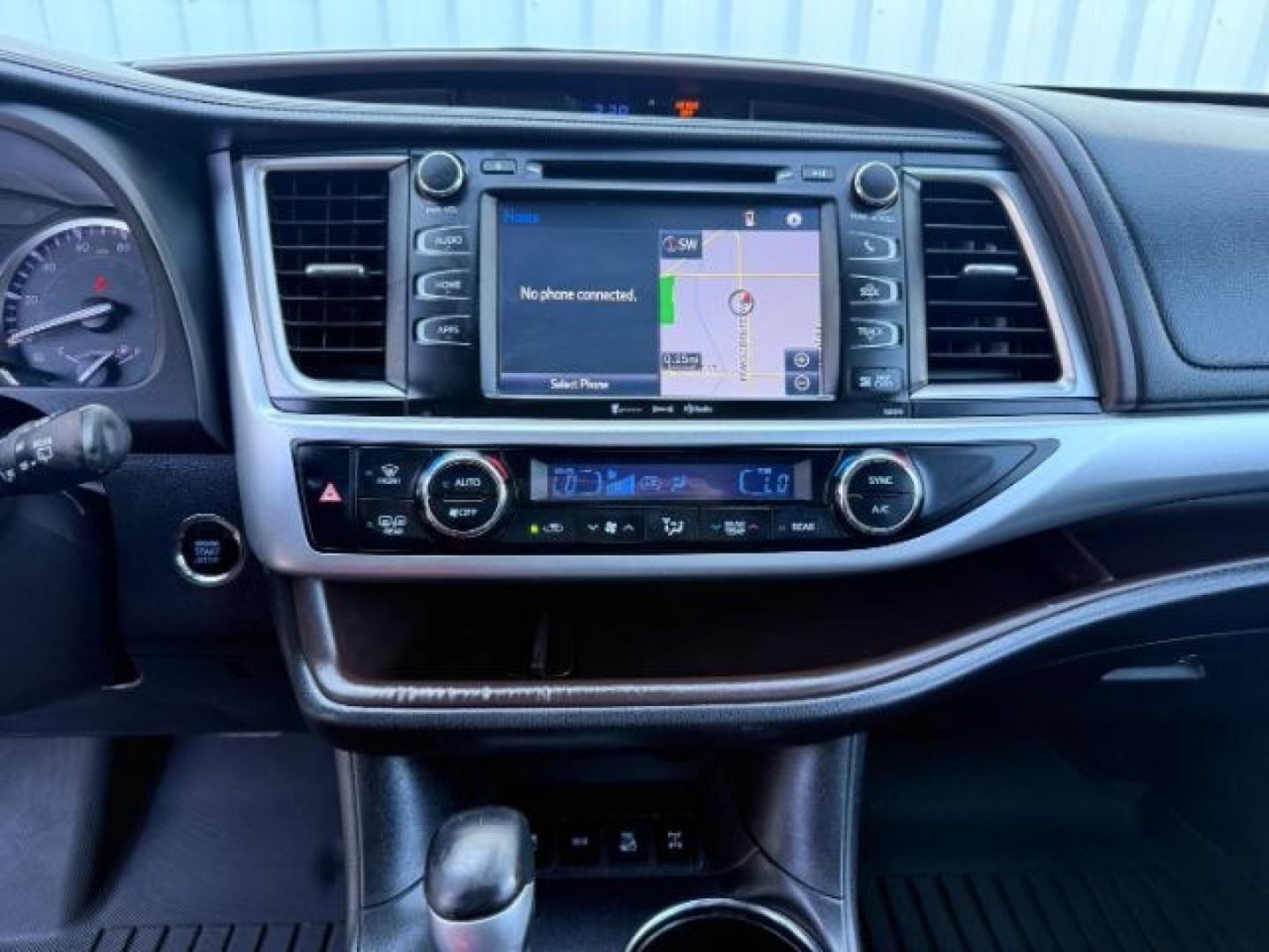 2018 WHITE /Black Toyota Highlander XLE (5TDJZRFH3JS) with an 3.5L V-6 port/direct injection engine, AUTOMATIC transmission, located at 1235 N Woodruff Ave., Idaho Falls, 83401, (208) 523-1053, 43.507172, -112.000488 - At Timberline Auto, finding a great deal on your next vehicle is always easy! Our experienced sales staff goal is to help find you the right vehicle at the right price! Our knowledgeable finance department has options for almost any credit score. We offer extended service contract options to prot - Photo#48