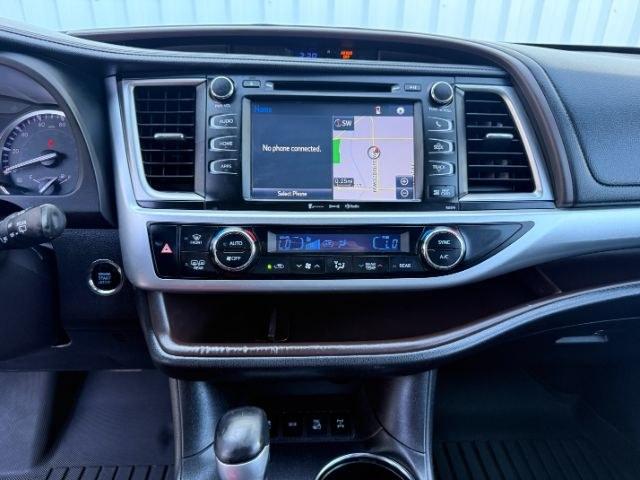 2018 WHITE /Black Toyota Highlander XLE (5TDJZRFH3JS) with an 3.5L V-6 port/direct injection engine, AUTOMATIC transmission, located at 1235 N Woodruff Ave., Idaho Falls, 83401, (208) 523-1053, 43.507172, -112.000488 - At Timberline Auto, finding a great deal on your next vehicle is always easy! Our experienced sales staff goal is to help find you the right vehicle at the right price! Our knowledgeable finance department has options for almost any credit score. We offer extended service contract options to prot - Photo#48