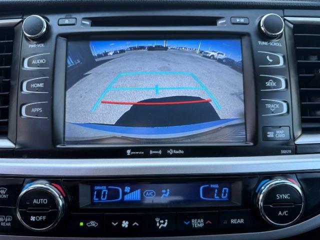 2018 WHITE /Black Toyota Highlander XLE (5TDJZRFH3JS) with an 3.5L V-6 port/direct injection engine, AUTOMATIC transmission, located at 1235 N Woodruff Ave., Idaho Falls, 83401, (208) 523-1053, 43.507172, -112.000488 - At Timberline Auto, finding a great deal on your next vehicle is always easy! Our experienced sales staff goal is to help find you the right vehicle at the right price! Our knowledgeable finance department has options for almost any credit score. We offer extended service contract options to prot - Photo#49