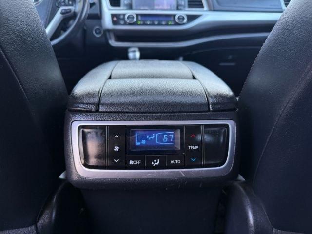 2018 WHITE /Black Toyota Highlander XLE (5TDJZRFH3JS) with an 3.5L V-6 port/direct injection engine, AUTOMATIC transmission, located at 1235 N Woodruff Ave., Idaho Falls, 83401, (208) 523-1053, 43.507172, -112.000488 - At Timberline Auto, finding a great deal on your next vehicle is always easy! Our experienced sales staff goal is to help find you the right vehicle at the right price! Our knowledgeable finance department has options for almost any credit score. We offer extended service contract options to prot - Photo#57