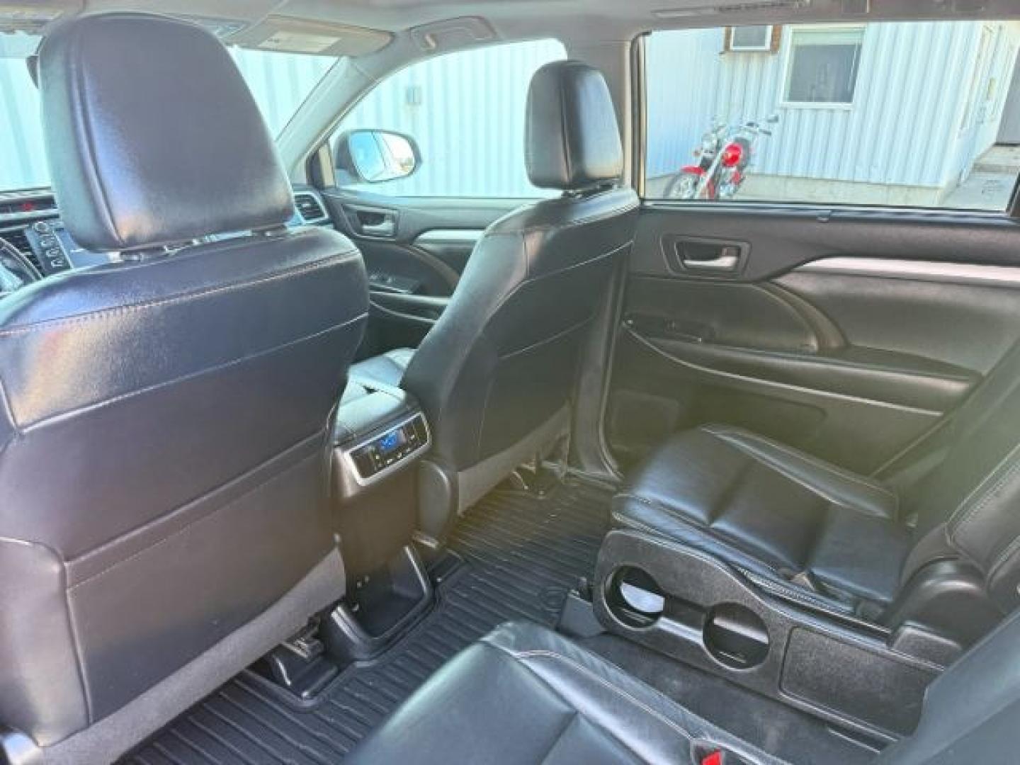 2018 WHITE /Black Toyota Highlander XLE (5TDJZRFH3JS) with an 3.5L V-6 port/direct injection engine, AUTOMATIC transmission, located at 1235 N Woodruff Ave., Idaho Falls, 83401, (208) 523-1053, 43.507172, -112.000488 - At Timberline Auto, finding a great deal on your next vehicle is always easy! Our experienced sales staff goal is to help find you the right vehicle at the right price! Our knowledgeable finance department has options for almost any credit score. We offer extended service contract options to prot - Photo#58