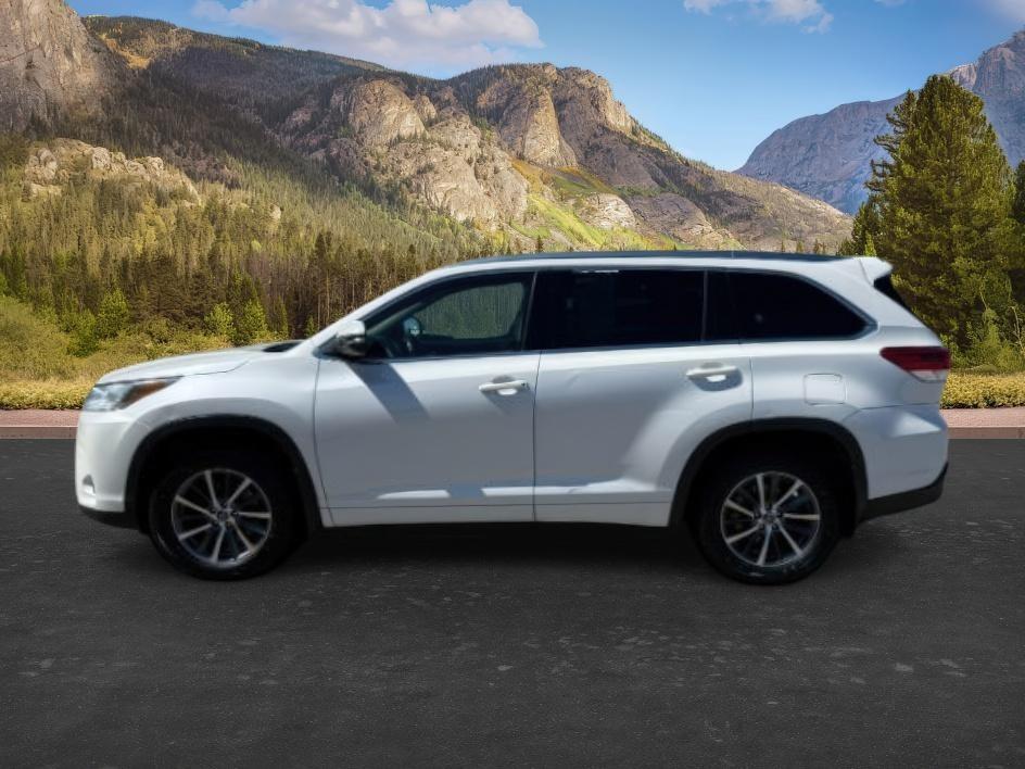 2018 WHITE /Black Toyota Highlander XLE (5TDJZRFH3JS) with an 3.5L V-6 port/direct injection engine, AUTOMATIC transmission, located at 1235 N Woodruff Ave., Idaho Falls, 83401, (208) 523-1053, 43.507172, -112.000488 - At Timberline Auto, finding a great deal on your next vehicle is always easy! Our experienced sales staff goal is to help find you the right vehicle at the right price! Our knowledgeable finance department has options for almost any credit score. We offer extended service contract options to prot - Photo#1