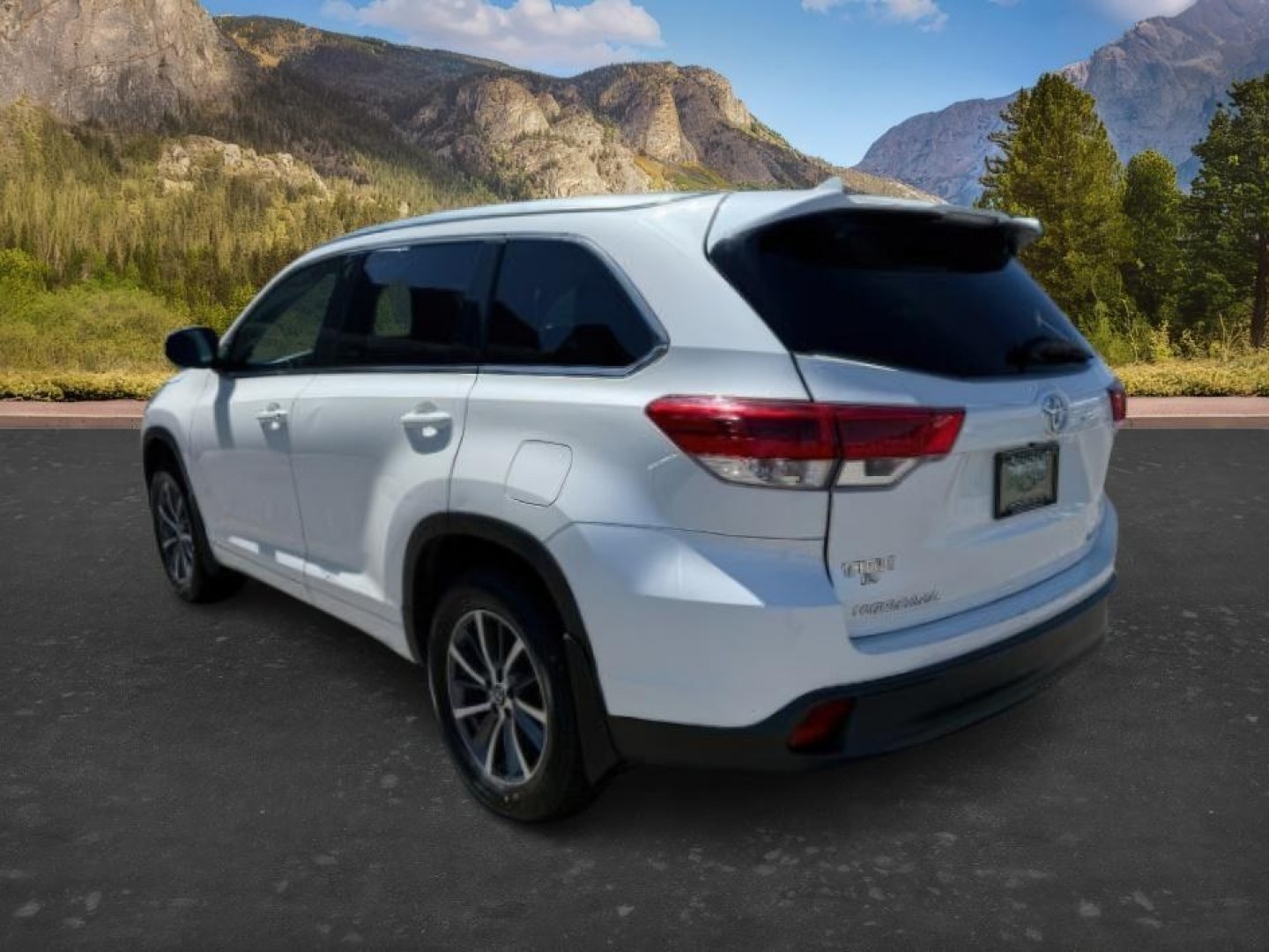 2018 WHITE /Black Toyota Highlander XLE (5TDJZRFH3JS) with an 3.5L V-6 port/direct injection engine, AUTOMATIC transmission, located at 1235 N Woodruff Ave., Idaho Falls, 83401, (208) 523-1053, 43.507172, -112.000488 - At Timberline Auto, finding a great deal on your next vehicle is always easy! Our experienced sales staff goal is to help find you the right vehicle at the right price! Our knowledgeable finance department has options for almost any credit score. We offer extended service contract options to prot - Photo#2