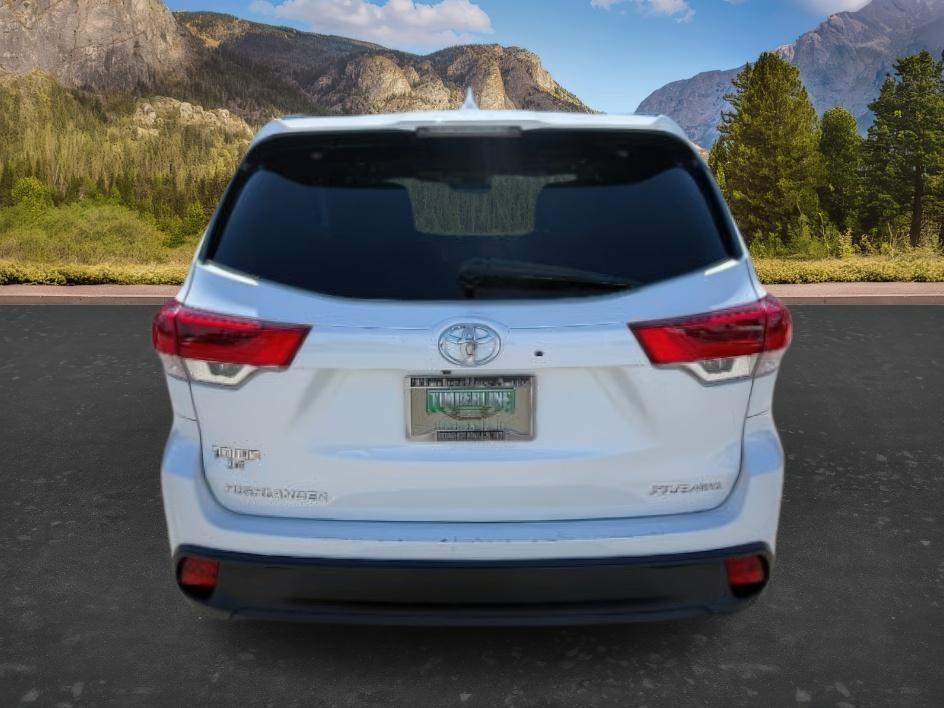 2018 WHITE /Black Toyota Highlander XLE (5TDJZRFH3JS) with an 3.5L V-6 port/direct injection engine, AUTOMATIC transmission, located at 1235 N Woodruff Ave., Idaho Falls, 83401, (208) 523-1053, 43.507172, -112.000488 - At Timberline Auto, finding a great deal on your next vehicle is always easy! Our experienced sales staff goal is to help find you the right vehicle at the right price! Our knowledgeable finance department has options for almost any credit score. We offer extended service contract options to prot - Photo#3