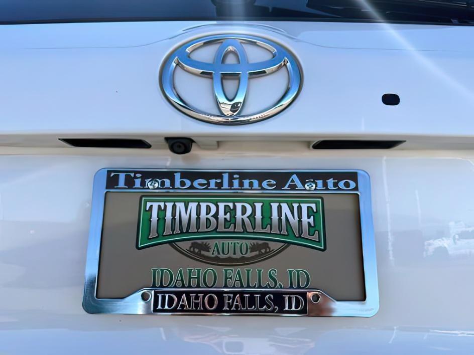 2018 WHITE /Black Toyota Highlander XLE (5TDJZRFH3JS) with an 3.5L V-6 port/direct injection engine, AUTOMATIC transmission, located at 1235 N Woodruff Ave., Idaho Falls, 83401, (208) 523-1053, 43.507172, -112.000488 - At Timberline Auto, finding a great deal on your next vehicle is always easy! Our experienced sales staff goal is to help find you the right vehicle at the right price! Our knowledgeable finance department has options for almost any credit score. We offer extended service contract options to prot - Photo#4