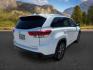 2018 WHITE /Black Toyota Highlander XLE (5TDJZRFH3JS) with an 3.5L V-6 port/direct injection engine, AUTOMATIC transmission, located at 1235 N Woodruff Ave., Idaho Falls, 83401, (208) 523-1053, 43.507172, -112.000488 - At Timberline Auto, finding a great deal on your next vehicle is always easy! Our experienced sales staff goal is to help find you the right vehicle at the right price! Our knowledgeable finance department has options for almost any credit score. We offer extended service contract options to prot - Photo#8