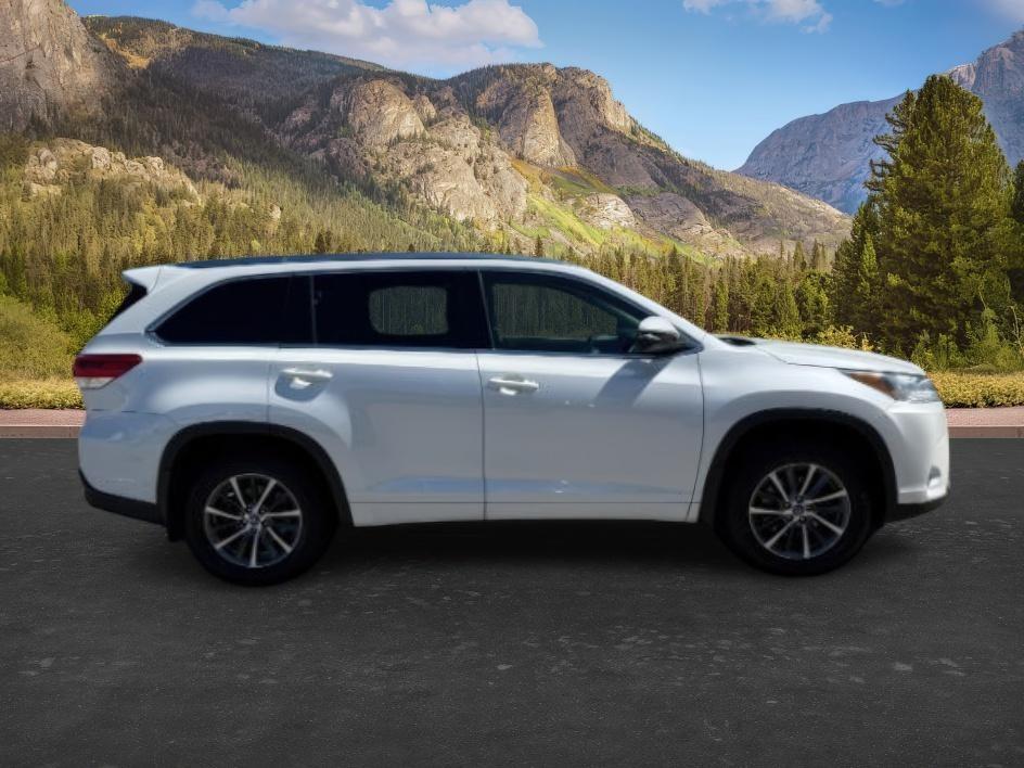 2018 WHITE /Black Toyota Highlander XLE (5TDJZRFH3JS) with an 3.5L V-6 port/direct injection engine, AUTOMATIC transmission, located at 1235 N Woodruff Ave., Idaho Falls, 83401, (208) 523-1053, 43.507172, -112.000488 - At Timberline Auto, finding a great deal on your next vehicle is always easy! Our experienced sales staff goal is to help find you the right vehicle at the right price! Our knowledgeable finance department has options for almost any credit score. We offer extended service contract options to prot - Photo#9