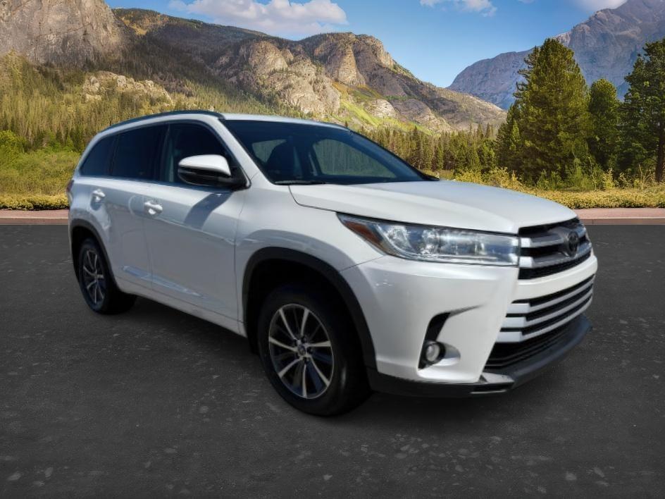 2018 WHITE /Black Toyota Highlander XLE (5TDJZRFH3JS) with an 3.5L V-6 port/direct injection engine, AUTOMATIC transmission, located at 1235 N Woodruff Ave., Idaho Falls, 83401, (208) 523-1053, 43.507172, -112.000488 - At Timberline Auto, finding a great deal on your next vehicle is always easy! Our experienced sales staff goal is to help find you the right vehicle at the right price! Our knowledgeable finance department has options for almost any credit score. We offer extended service contract options to prot - Photo#10