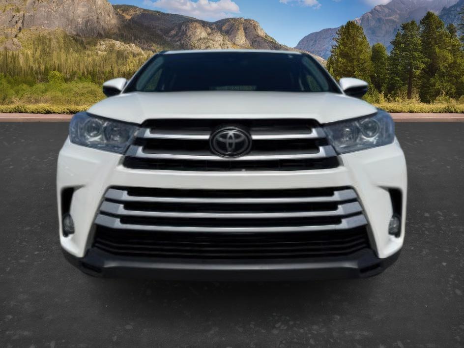 2018 WHITE /Black Toyota Highlander XLE (5TDJZRFH3JS) with an 3.5L V-6 port/direct injection engine, AUTOMATIC transmission, located at 1235 N Woodruff Ave., Idaho Falls, 83401, (208) 523-1053, 43.507172, -112.000488 - At Timberline Auto, finding a great deal on your next vehicle is always easy! Our experienced sales staff goal is to help find you the right vehicle at the right price! Our knowledgeable finance department has options for almost any credit score. We offer extended service contract options to prot - Photo#11