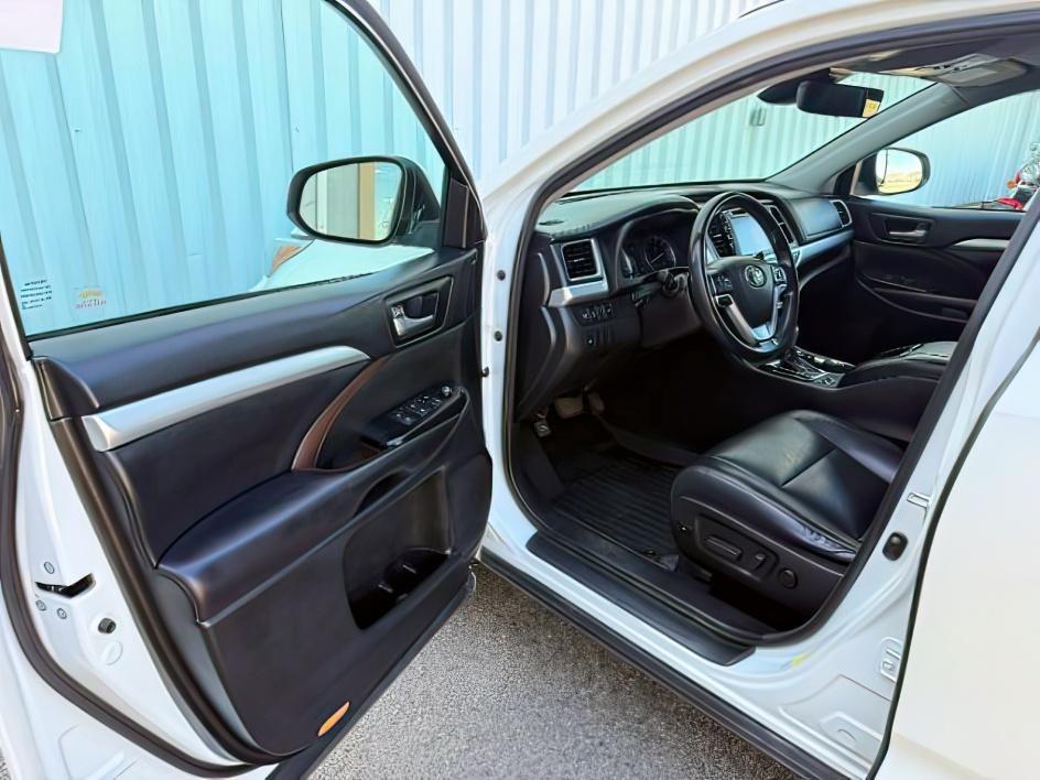 2018 WHITE /Black Toyota Highlander XLE (5TDJZRFH3JS) with an 3.5L V-6 port/direct injection engine, AUTOMATIC transmission, located at 1235 N Woodruff Ave., Idaho Falls, 83401, (208) 523-1053, 43.507172, -112.000488 - At Timberline Auto, finding a great deal on your next vehicle is always easy! Our experienced sales staff goal is to help find you the right vehicle at the right price! Our knowledgeable finance department has options for almost any credit score. We offer extended service contract options to prot - Photo#14