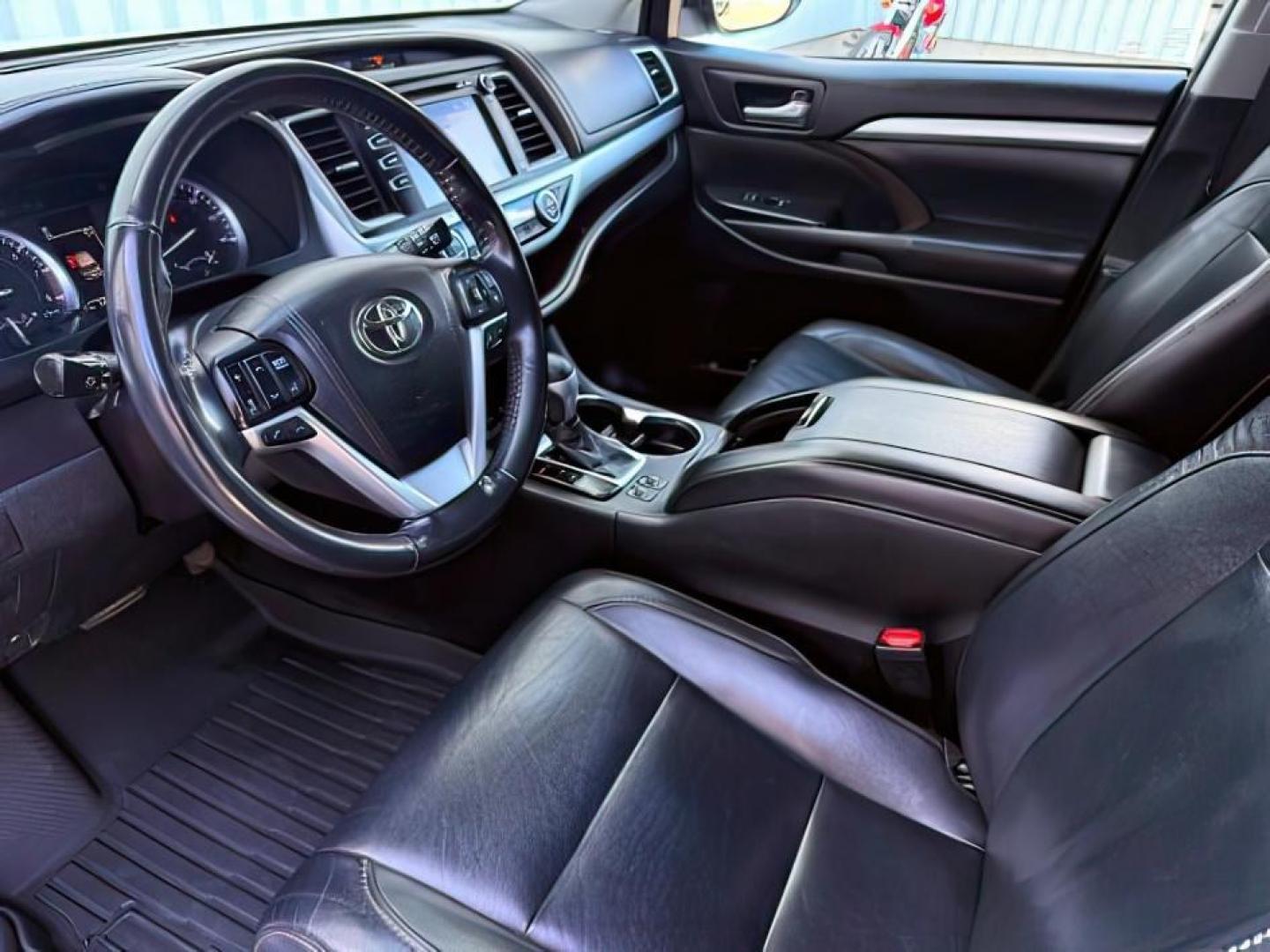 2018 WHITE /Black Toyota Highlander XLE (5TDJZRFH3JS) with an 3.5L V-6 port/direct injection engine, AUTOMATIC transmission, located at 1235 N Woodruff Ave., Idaho Falls, 83401, (208) 523-1053, 43.507172, -112.000488 - At Timberline Auto, finding a great deal on your next vehicle is always easy! Our experienced sales staff goal is to help find you the right vehicle at the right price! Our knowledgeable finance department has options for almost any credit score. We offer extended service contract options to prot - Photo#16