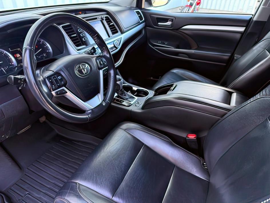 2018 WHITE /Black Toyota Highlander XLE (5TDJZRFH3JS) with an 3.5L V-6 port/direct injection engine, AUTOMATIC transmission, located at 1235 N Woodruff Ave., Idaho Falls, 83401, (208) 523-1053, 43.507172, -112.000488 - At Timberline Auto, finding a great deal on your next vehicle is always easy! Our experienced sales staff goal is to help find you the right vehicle at the right price! Our knowledgeable finance department has options for almost any credit score. We offer extended service contract options to prot - Photo#16