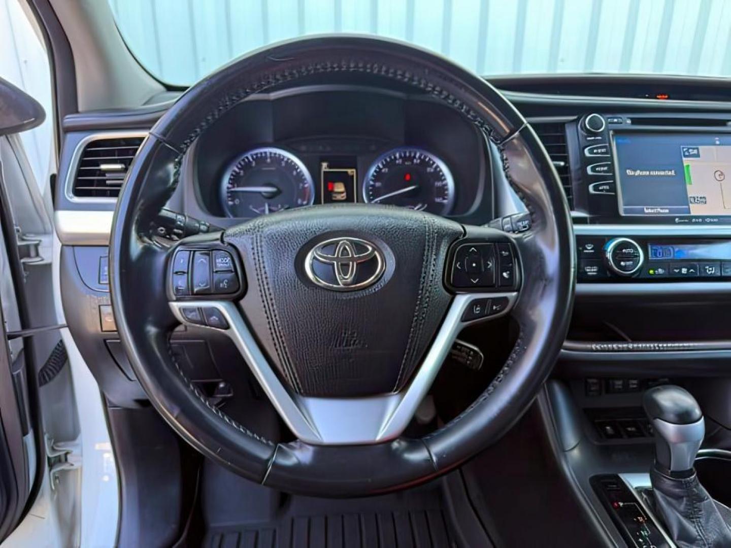 2018 WHITE /Black Toyota Highlander XLE (5TDJZRFH3JS) with an 3.5L V-6 port/direct injection engine, AUTOMATIC transmission, located at 1235 N Woodruff Ave., Idaho Falls, 83401, (208) 523-1053, 43.507172, -112.000488 - At Timberline Auto, finding a great deal on your next vehicle is always easy! Our experienced sales staff goal is to help find you the right vehicle at the right price! Our knowledgeable finance department has options for almost any credit score. We offer extended service contract options to prot - Photo#17