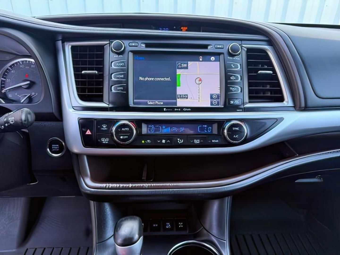 2018 WHITE /Black Toyota Highlander XLE (5TDJZRFH3JS) with an 3.5L V-6 port/direct injection engine, AUTOMATIC transmission, located at 1235 N Woodruff Ave., Idaho Falls, 83401, (208) 523-1053, 43.507172, -112.000488 - At Timberline Auto, finding a great deal on your next vehicle is always easy! Our experienced sales staff goal is to help find you the right vehicle at the right price! Our knowledgeable finance department has options for almost any credit score. We offer extended service contract options to prot - Photo#18