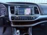 2018 WHITE /Black Toyota Highlander XLE (5TDJZRFH3JS) with an 3.5L V-6 port/direct injection engine, AUTOMATIC transmission, located at 1235 N Woodruff Ave., Idaho Falls, 83401, (208) 523-1053, 43.507172, -112.000488 - At Timberline Auto, finding a great deal on your next vehicle is always easy! Our experienced sales staff goal is to help find you the right vehicle at the right price! Our knowledgeable finance department has options for almost any credit score. We offer extended service contract options to prot - Photo#18