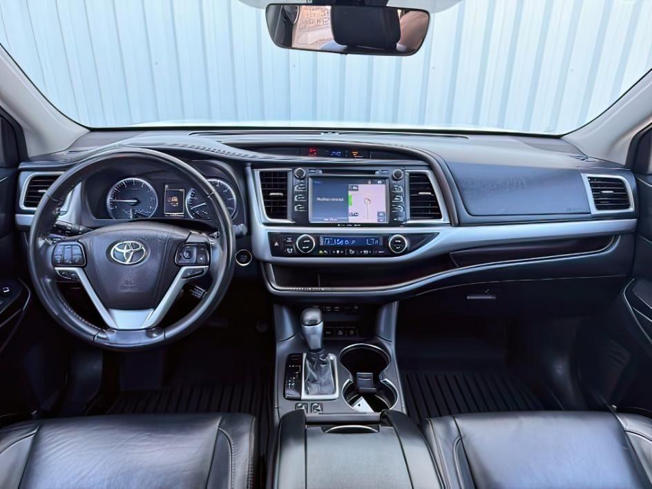 2018 WHITE /Black Toyota Highlander XLE (5TDJZRFH3JS) with an 3.5L V-6 port/direct injection engine, AUTOMATIC transmission, located at 1235 N Woodruff Ave., Idaho Falls, 83401, (208) 523-1053, 43.507172, -112.000488 - At Timberline Auto, finding a great deal on your next vehicle is always easy! Our experienced sales staff goal is to help find you the right vehicle at the right price! Our knowledgeable finance department has options for almost any credit score. We offer extended service contract options to prot - Photo#26