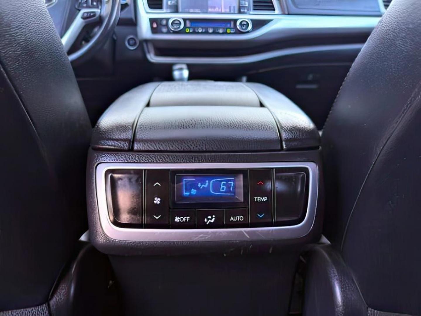 2018 WHITE /Black Toyota Highlander XLE (5TDJZRFH3JS) with an 3.5L V-6 port/direct injection engine, AUTOMATIC transmission, located at 1235 N Woodruff Ave., Idaho Falls, 83401, (208) 523-1053, 43.507172, -112.000488 - At Timberline Auto, finding a great deal on your next vehicle is always easy! Our experienced sales staff goal is to help find you the right vehicle at the right price! Our knowledgeable finance department has options for almost any credit score. We offer extended service contract options to prot - Photo#27
