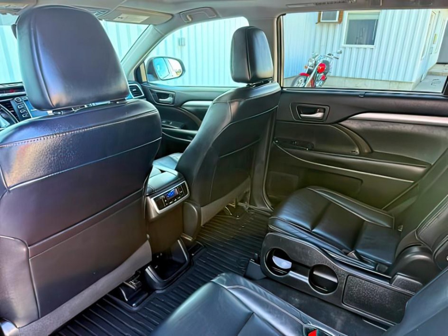 2018 WHITE /Black Toyota Highlander XLE (5TDJZRFH3JS) with an 3.5L V-6 port/direct injection engine, AUTOMATIC transmission, located at 1235 N Woodruff Ave., Idaho Falls, 83401, (208) 523-1053, 43.507172, -112.000488 - At Timberline Auto, finding a great deal on your next vehicle is always easy! Our experienced sales staff goal is to help find you the right vehicle at the right price! Our knowledgeable finance department has options for almost any credit score. We offer extended service contract options to prot - Photo#28