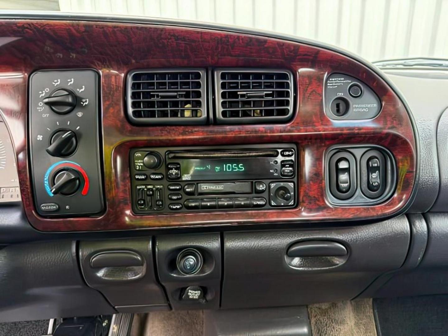 2001 WHITE /Agate Dodge Ram 2500 (3B7KF23671G) with an Cummins 59L I-6 diesel direct injection engine, Automatic transmission, located at 1175 N Woodruff Ave, Idaho Falls, ID, 83401, 43.506901, -111.999657 - At Timberline Auto, finding a great deal on your next vehicle is always easy! Our experienced sales staff goal is to help find you the right vehicle at the right price! Our knowledgeable finance department has options for almost any credit score. We offer extended service contract options to prot - Photo#11