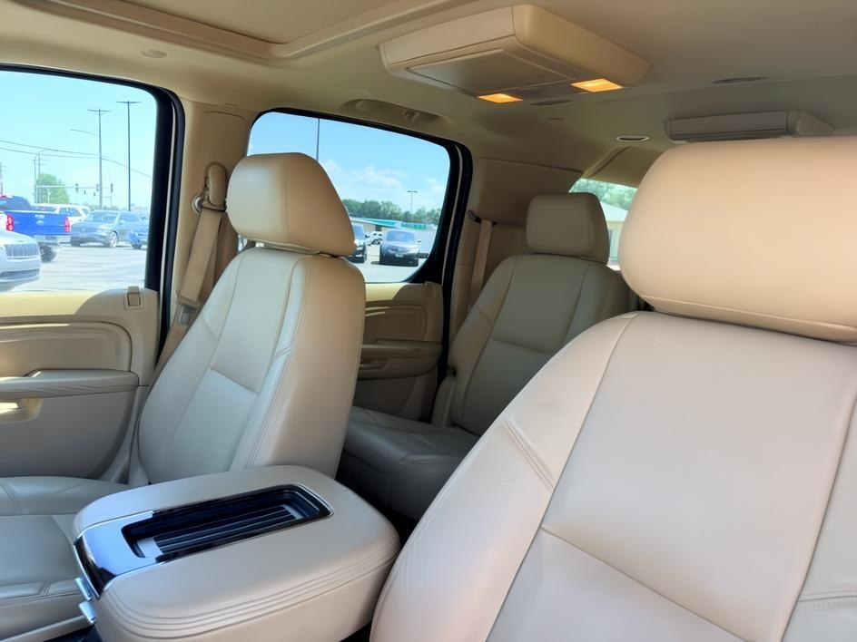 2012 WHITE /Ebony/Ebony Accents Cadillac Escalade ESV Premium (1GYS4JEF3CR) with an Vortec 6.2L V-8 variable valve control engine, AUTOMATIC transmission, located at 1235 N Woodruff Ave., Idaho Falls, 83401, (208) 523-1053, 43.507172, -112.000488 - At Timberline Auto, finding a great deal on your next vehicle is always easy! Our experienced sales staff goal is to help find you the right vehicle at the right price! Our knowledgeable finance department has options for almost any credit score. We offer extended service contract options to prot- Photo#18