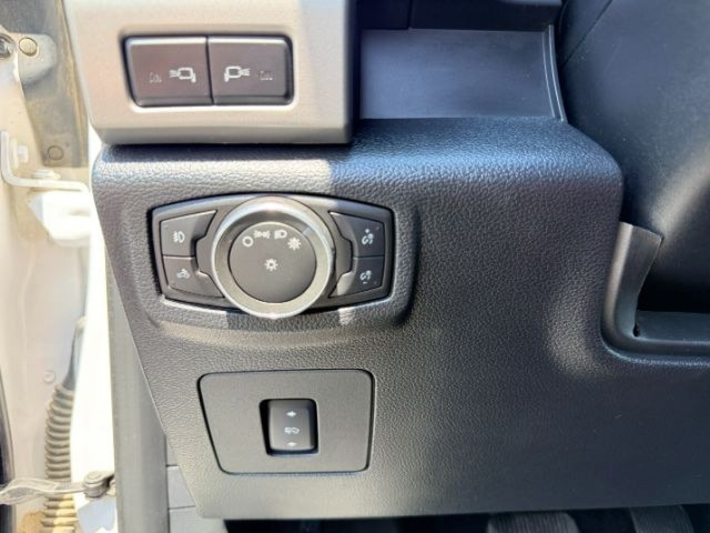 2015 WHITE /Medium Earth Gray Ford F-150 (1FTEW1EG4FK) with an EcoBoost 35L V-6 gasoline direct injection engine, Automatic transmission, located at 1175 N Woodruff Ave, Idaho Falls, ID, 83401, 43.506901, -111.999657- Photo#21