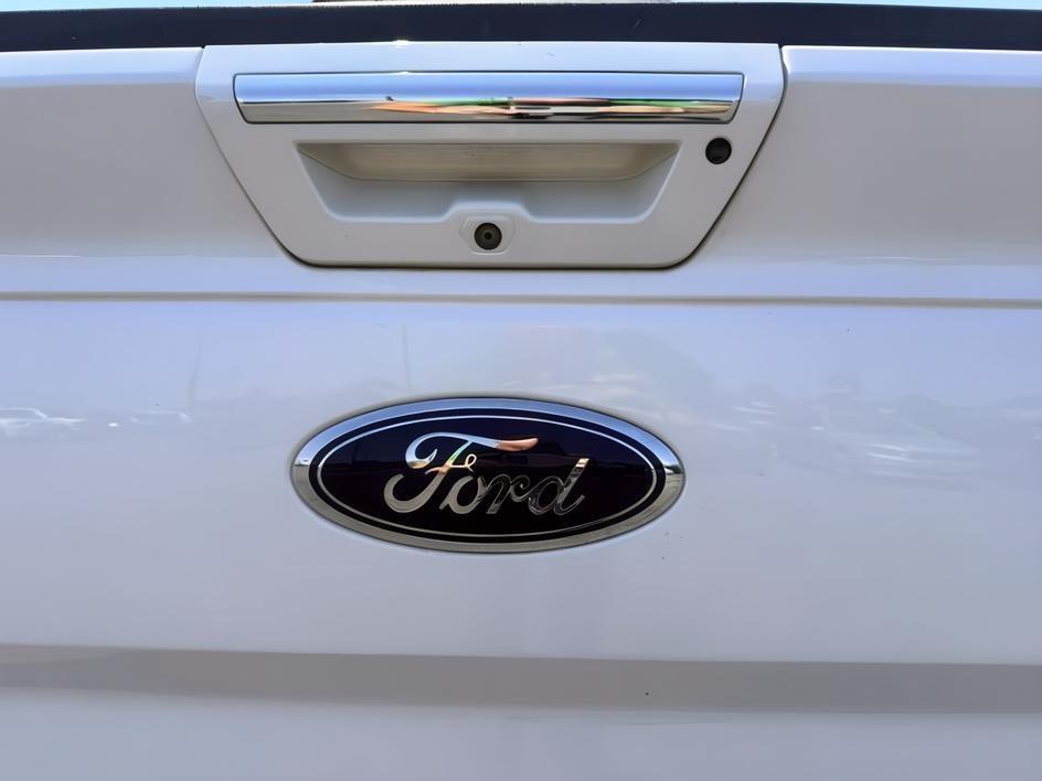 2015 WHITE /Medium Earth Gray Ford F-150 LARIAT (1FTEW1EG4FK) with an EcoBoost 3.5L V-6 gasoline direct injection engine, AUTOMATIC transmission, located at 1235 N Woodruff Ave., Idaho Falls, 83401, (208) 523-1053, 43.507172, -112.000488 - At Timberline Auto, finding a great deal on your next vehicle is always easy! Our experienced sales staff goal is to help find you the right vehicle at the right price! Our knowledgeable finance department has options for almost any credit score. We offer extended service contract options to prot- Photo#4