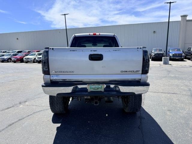 2004 SILVER /Dark Charcoal Chevrolet Silverado 2500HD (1GCHK231X4F) with an Duramax 66L V-8 diesel direct injection engine, Automatic transmission, located at 1175 N Woodruff Ave, Idaho Falls, ID, 83401, 43.506901, -111.999657 - At Timberline Auto, finding a great deal on your next vehicle is always easy! Our experienced sales staff goal is to help find you the right vehicle at the right price! Our knowledgeable finance department has options for almost any credit score. We offer extended service contract options to prot- Photo#21