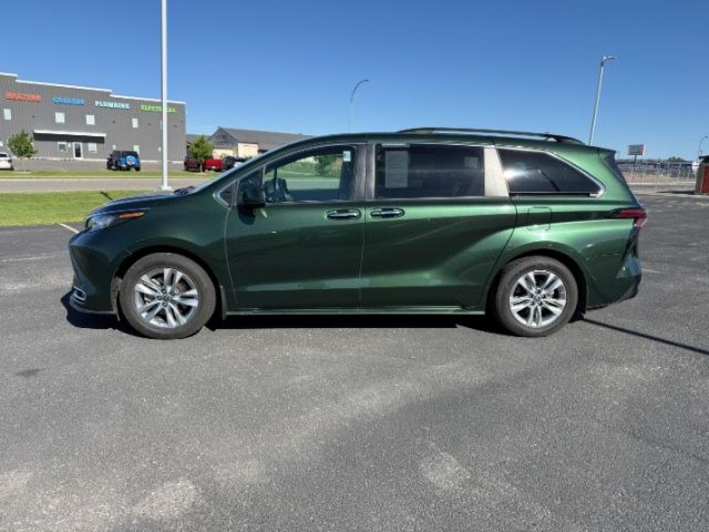 2022 GREEN /Graphite Toyota Sienna XLE (5TDJSKFC1NS) with an Dynamic Force 2.5L I-4 port/direct injection engine, AUTOMATIC transmission, located at 1235 N Woodruff Ave., Idaho Falls, 83401, (208) 523-1053, 43.507172, -112.000488 - At Timberline Auto, finding a great deal on your next vehicle is always easy! Our experienced sales staff goal is to help find you the right vehicle at the right price! Our knowledgeable finance department has options for almost any credit score. We offer extended service contract options to prot - Photo#1