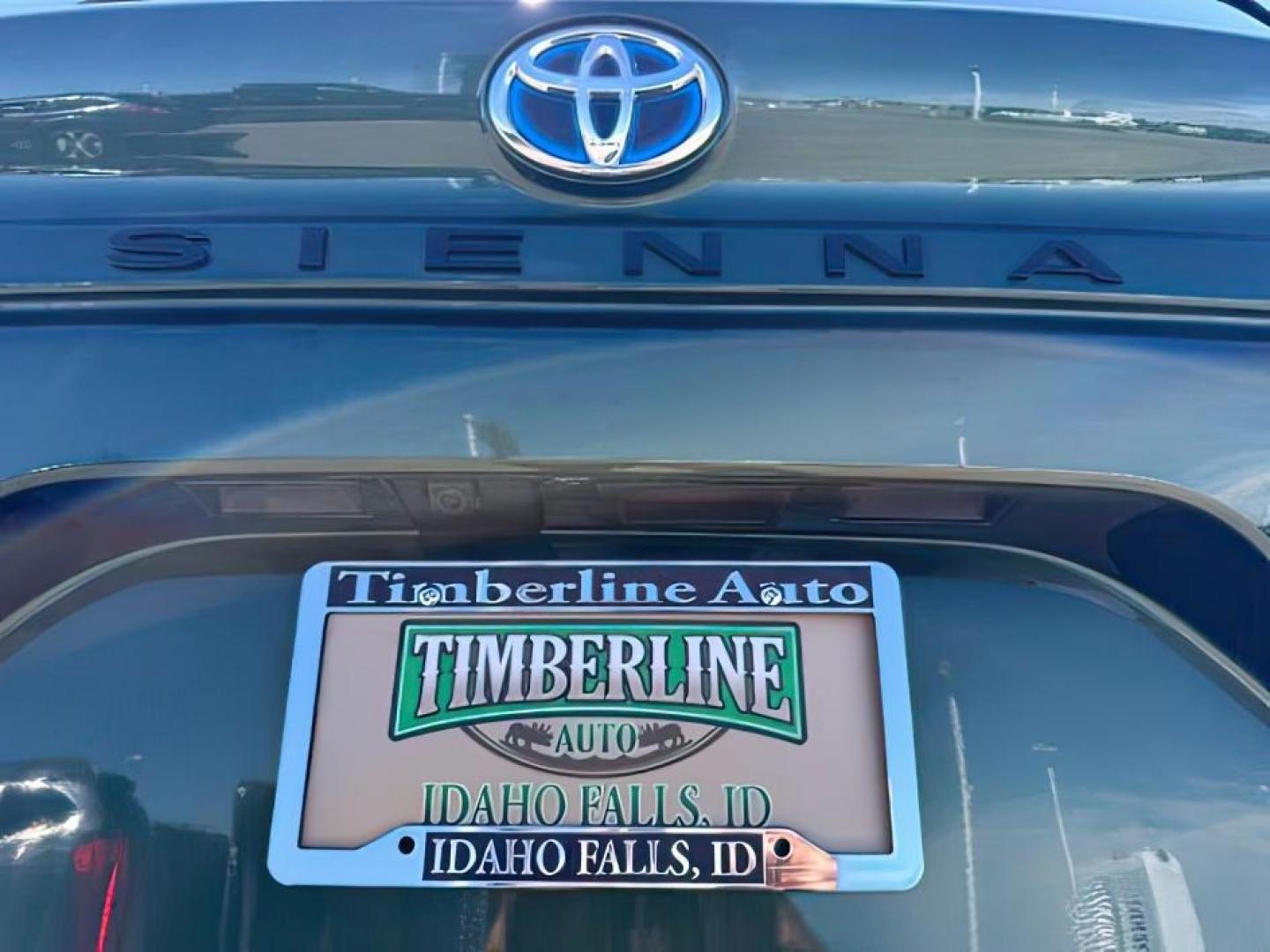 2022 GREEN /Graphite Toyota Sienna (5TDJSKFC1NS) with an Dynamic Force 25L I-4 portdirect injection engine, Automatic transmission, located at 1175 N Woodruff Ave, Idaho Falls, ID, 83401, 43.506901, -111.999657 - At Timberline Auto, finding a great deal on your next vehicle is always easy! Our experienced sales staff goal is to help find you the right vehicle at the right price! Our knowledgeable finance department has options for almost any credit score. We offer extended service contract options to prot- Photo#4