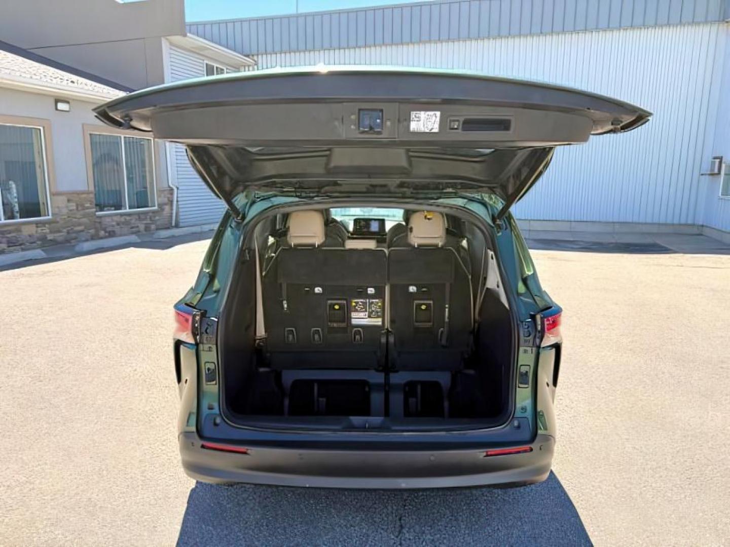 2022 GREEN /Graphite Toyota Sienna (5TDJSKFC1NS) with an Dynamic Force 25L I-4 portdirect injection engine, Automatic transmission, located at 1175 N Woodruff Ave, Idaho Falls, ID, 83401, 43.506901, -111.999657 - At Timberline Auto, finding a great deal on your next vehicle is always easy! Our experienced sales staff goal is to help find you the right vehicle at the right price! Our knowledgeable finance department has options for almost any credit score. We offer extended service contract options to prot- Photo#5