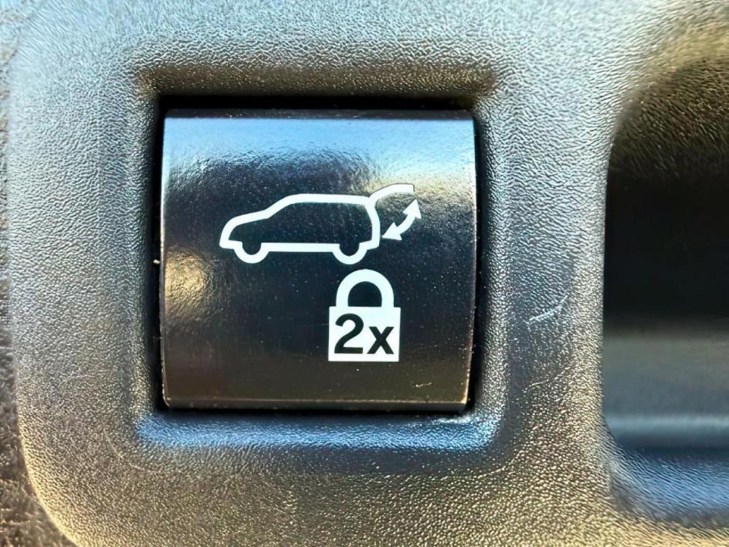 2022 GREEN /Graphite Toyota Sienna (5TDJSKFC1NS) with an Dynamic Force 25L I-4 portdirect injection engine, Automatic transmission, located at 1175 N Woodruff Ave, Idaho Falls, ID, 83401, 43.506901, -111.999657 - At Timberline Auto, finding a great deal on your next vehicle is always easy! Our experienced sales staff goal is to help find you the right vehicle at the right price! Our knowledgeable finance department has options for almost any credit score. We offer extended service contract options to prot- Photo#6