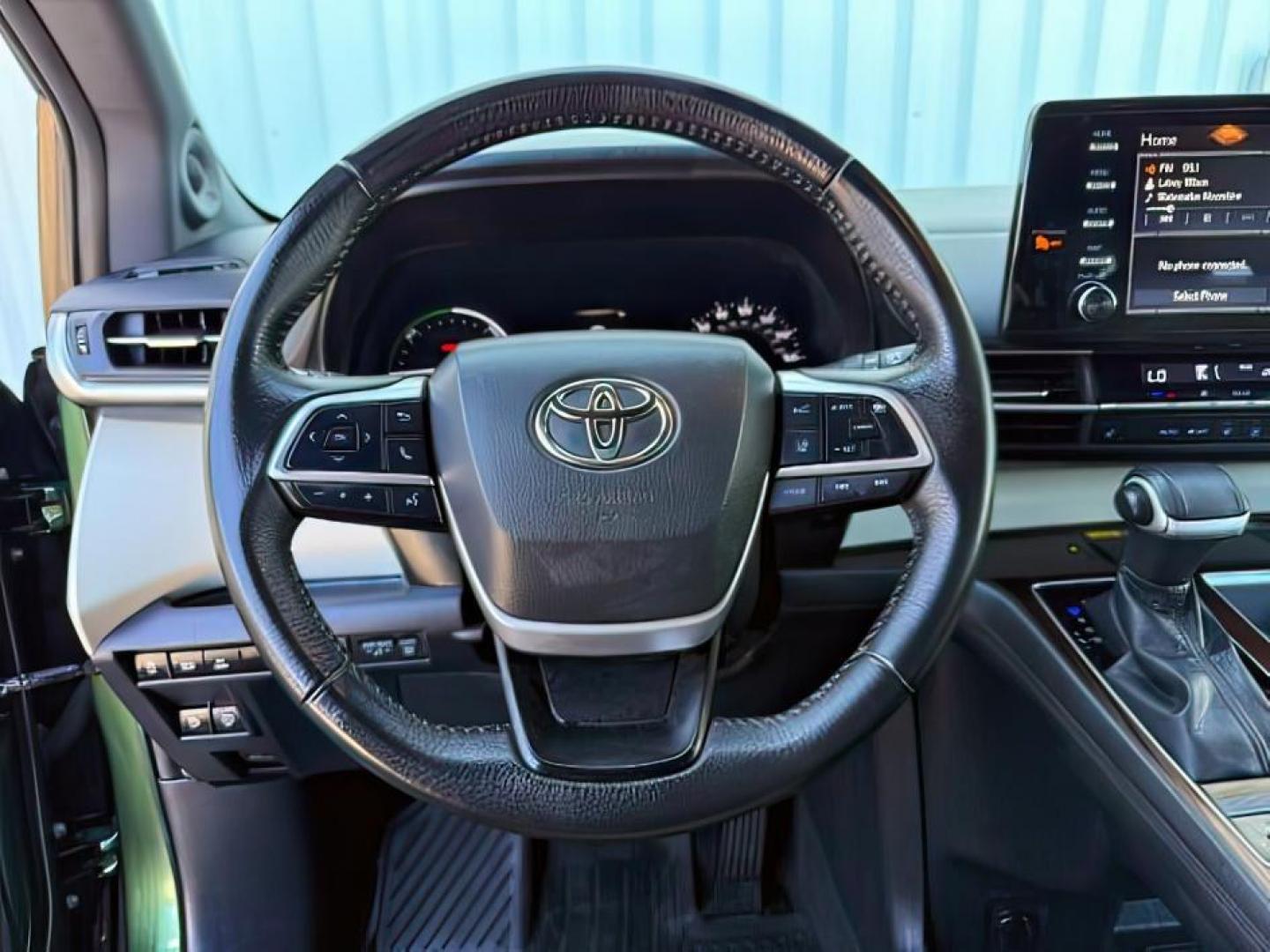 2022 GREEN /Graphite Toyota Sienna (5TDJSKFC1NS) with an Dynamic Force 25L I-4 portdirect injection engine, Automatic transmission, located at 1175 N Woodruff Ave, Idaho Falls, ID, 83401, 43.506901, -111.999657 - At Timberline Auto, finding a great deal on your next vehicle is always easy! Our experienced sales staff goal is to help find you the right vehicle at the right price! Our knowledgeable finance department has options for almost any credit score. We offer extended service contract options to prot- Photo#17