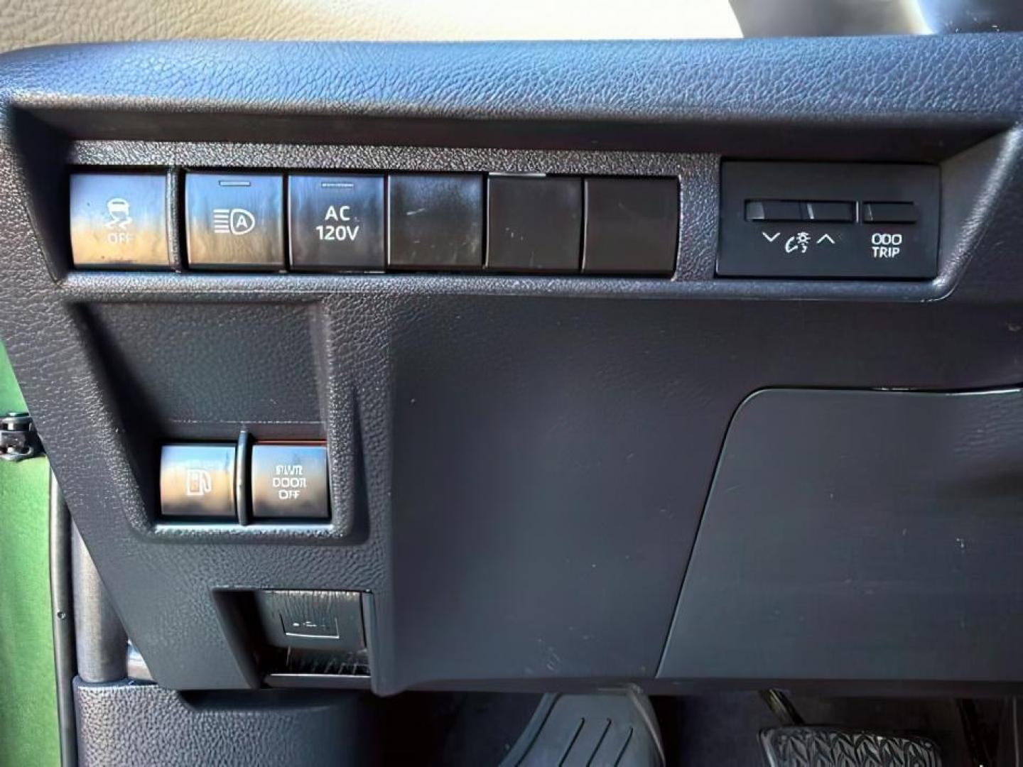 2022 GREEN /Graphite Toyota Sienna (5TDJSKFC1NS) with an Dynamic Force 25L I-4 portdirect injection engine, Automatic transmission, located at 1175 N Woodruff Ave, Idaho Falls, ID, 83401, 43.506901, -111.999657 - At Timberline Auto, finding a great deal on your next vehicle is always easy! Our experienced sales staff goal is to help find you the right vehicle at the right price! Our knowledgeable finance department has options for almost any credit score. We offer extended service contract options to prot- Photo#25