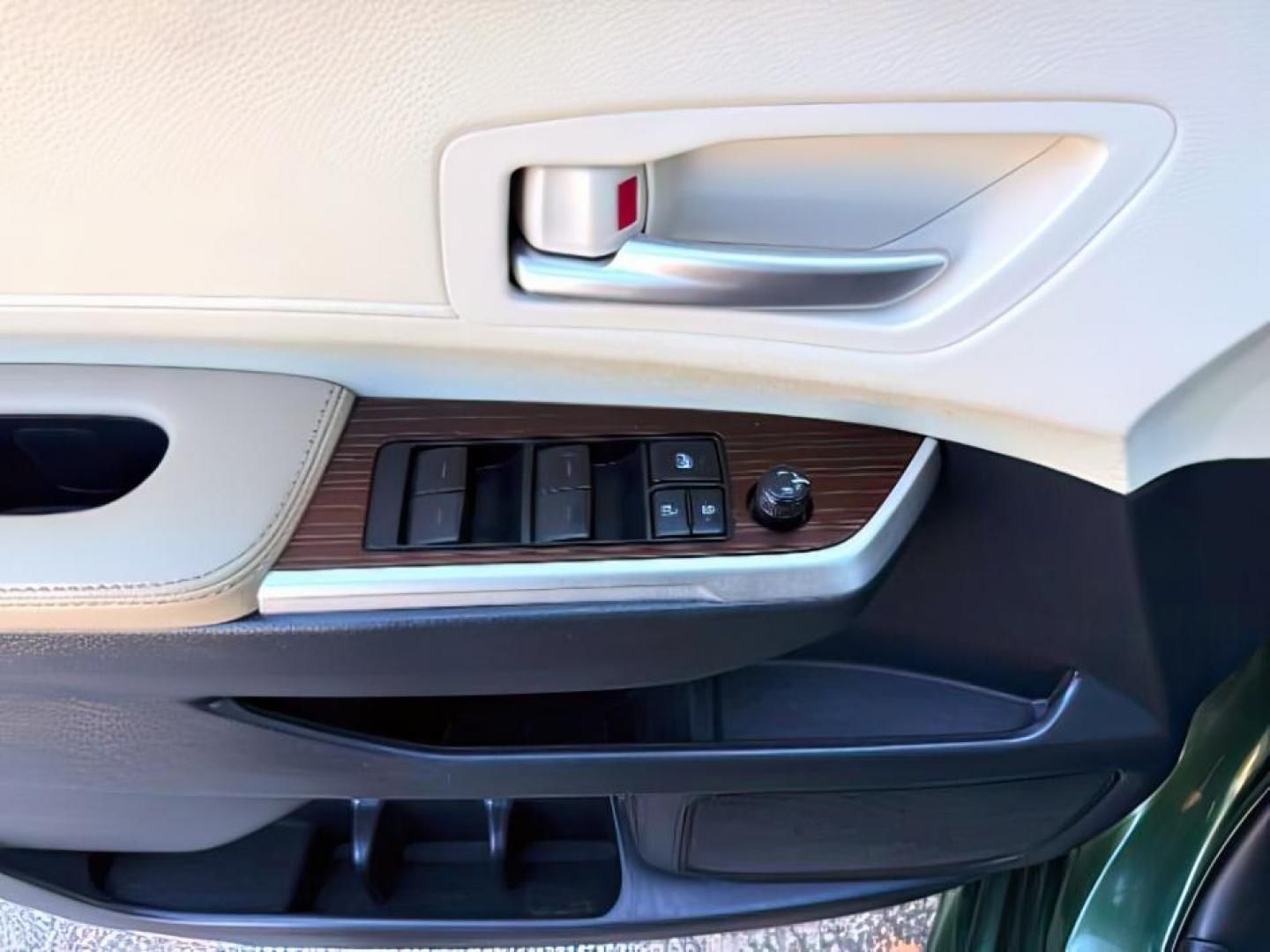 2022 GREEN /Graphite Toyota Sienna (5TDJSKFC1NS) with an Dynamic Force 25L I-4 portdirect injection engine, Automatic transmission, located at 1175 N Woodruff Ave, Idaho Falls, ID, 83401, 43.506901, -111.999657 - At Timberline Auto, finding a great deal on your next vehicle is always easy! Our experienced sales staff goal is to help find you the right vehicle at the right price! Our knowledgeable finance department has options for almost any credit score. We offer extended service contract options to prot- Photo#27