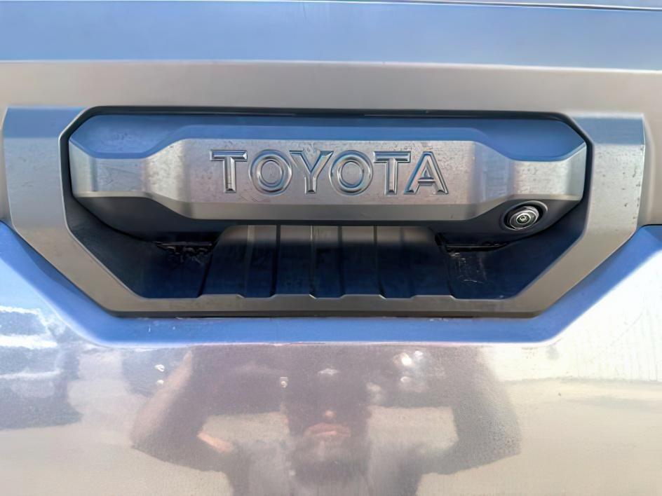 2022 GRAY /Black Toyota Tundra SR5 (5TFLA5DB5NX) with an I-FORCE 3.4L V-6 port/direct injection engine, AUTOMATIC transmission, located at 1235 N Woodruff Ave., Idaho Falls, 83401, (208) 523-1053, 43.507172, -112.000488 - At Timberline Auto, finding a great deal on your next vehicle is always easy! Our experienced sales staff goal is to help find you the right vehicle at the right price! Our knowledgeable finance department has options for almost any credit score. We offer extended service contract options to prot- Photo#4