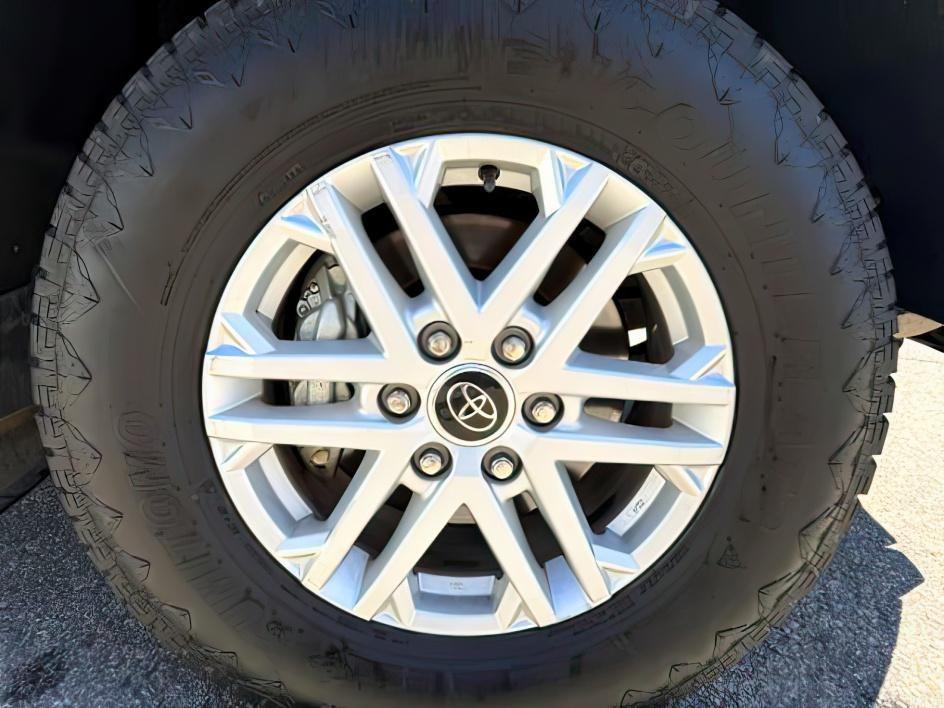 2022 GRAY /Black Toyota Tundra SR5 (5TFLA5DB5NX) with an I-FORCE 3.4L V-6 port/direct injection engine, AUTOMATIC transmission, located at 1235 N Woodruff Ave., Idaho Falls, 83401, (208) 523-1053, 43.507172, -112.000488 - At Timberline Auto, finding a great deal on your next vehicle is always easy! Our experienced sales staff goal is to help find you the right vehicle at the right price! Our knowledgeable finance department has options for almost any credit score. We offer extended service contract options to prot- Photo#11