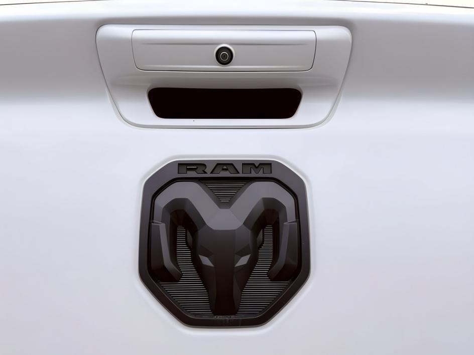 2019 WHITE /Black Ram 1500 (1C6SRFTT9KN) with an HEMI 57L V-8 variable valve control engine, Automatic transmission, located at 1175 N Woodruff Ave, Idaho Falls, ID, 83401, 43.506901, -111.999657 - At Timberline Auto, finding a great deal on your next vehicle is always easy! Our experienced sales staff goal is to help find you the right vehicle at the right price! Our knowledgeable finance department has options for almost any credit score. We offer extended service contract options to prot- Photo#4