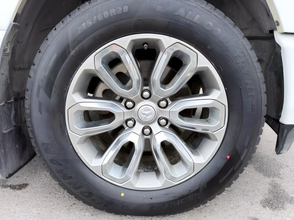 2019 WHITE /Black Ram 1500 (1C6SRFTT9KN) with an HEMI 57L V-8 variable valve control engine, Automatic transmission, located at 1175 N Woodruff Ave, Idaho Falls, ID, 83401, 43.506901, -111.999657 - At Timberline Auto, finding a great deal on your next vehicle is always easy! Our experienced sales staff goal is to help find you the right vehicle at the right price! Our knowledgeable finance department has options for almost any credit score. We offer extended service contract options to prot- Photo#10